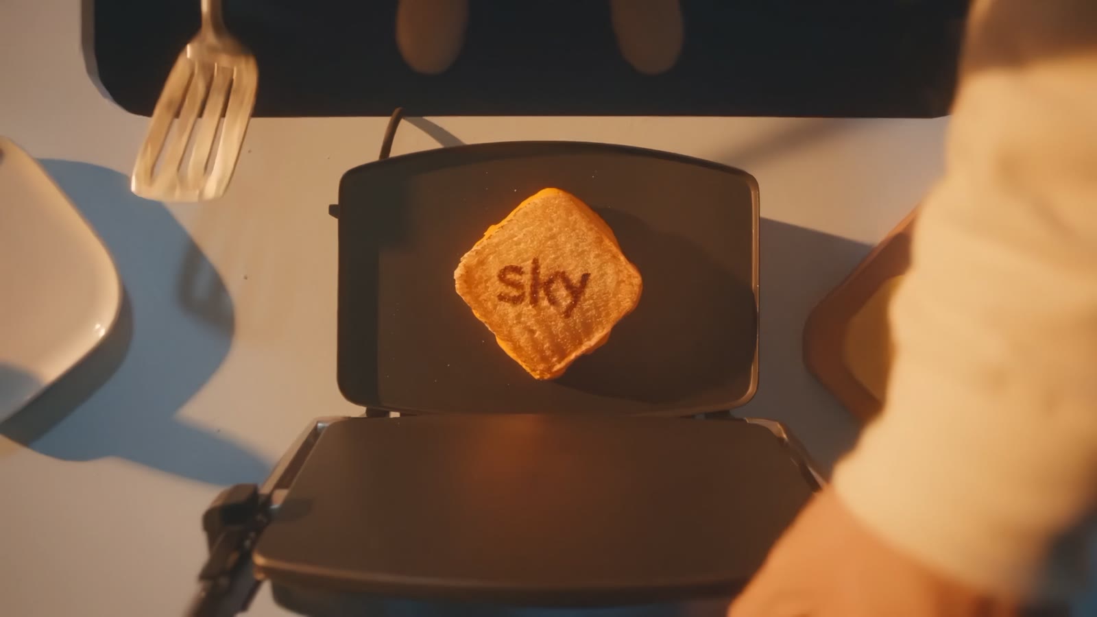 MUNYA FOUND THE LIGHT - Sky still 3